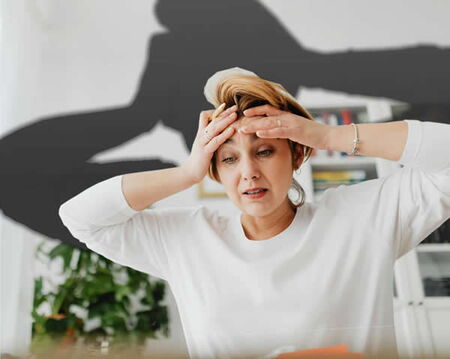 Frau im Schatten ihrer Angst - Hilfe bei Phobophobie - Angst vor der Angst - www.hypnose-hilfe.ch